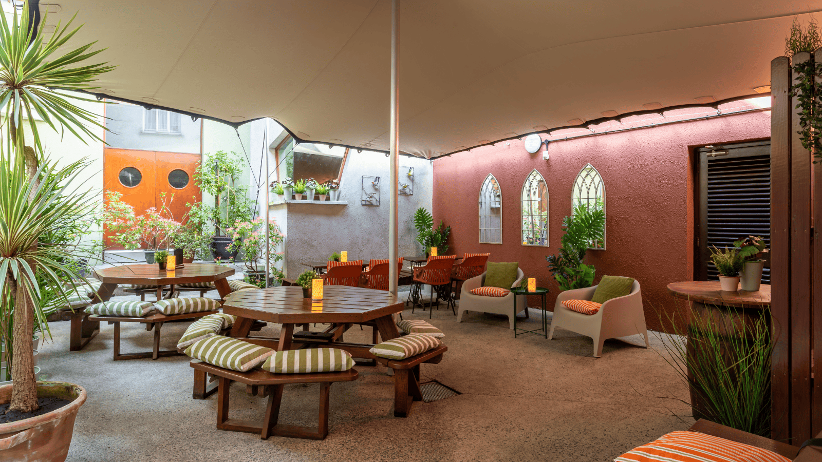 DOOLEYS_COURTYARD