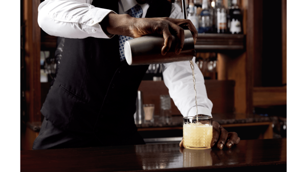DOOLEYS_POURINGCOCKTAIL (1)