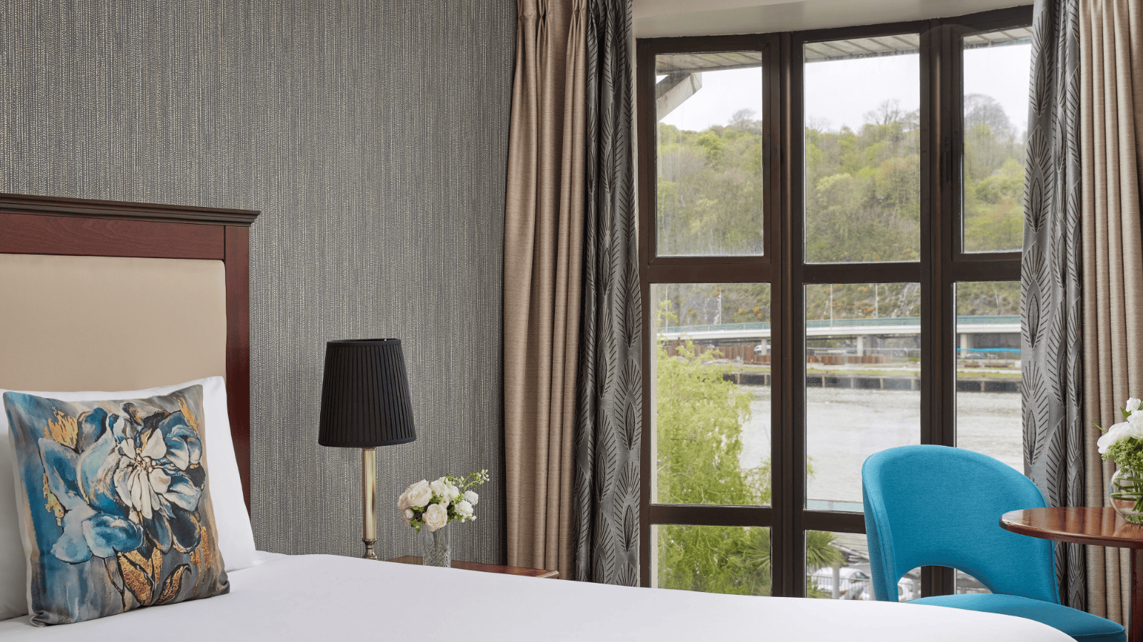 DOOLEYS_BEDROOMWINDOW