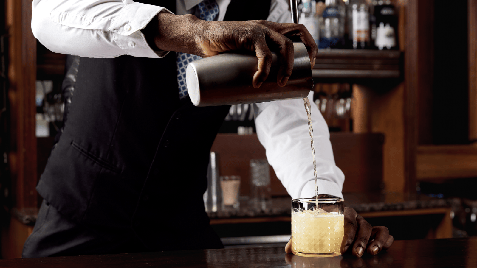 DOOLEYS_POURINGCOCKTAIL